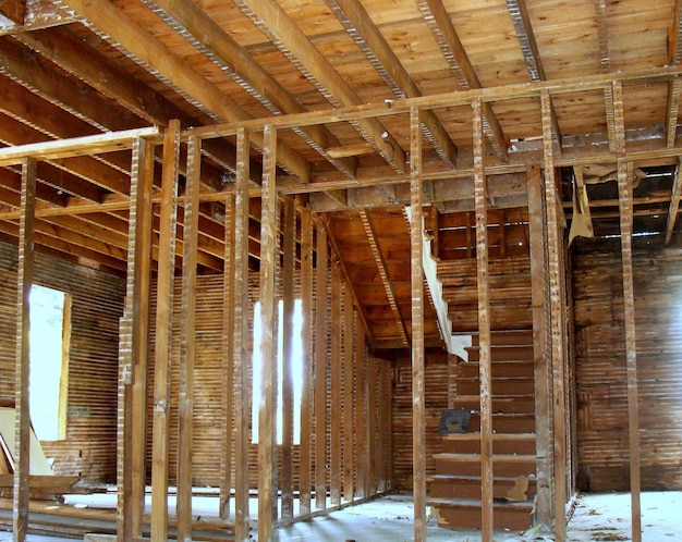 Jakie belki na strop drewniany sprawdzą się w domu jednorodzinnym?