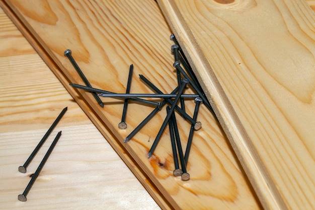 Jakie długie gwoździe do łat wybrać na dach?