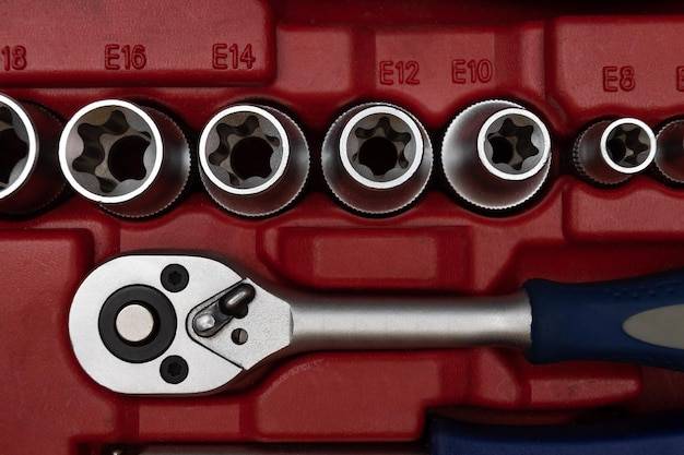 Klucz dynamometryczny jak ustawić moment dokręcania bez błędów?