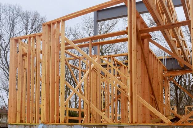 Konstrukcja stalowa czy drewniana? Co warto wybrać do budowy domu