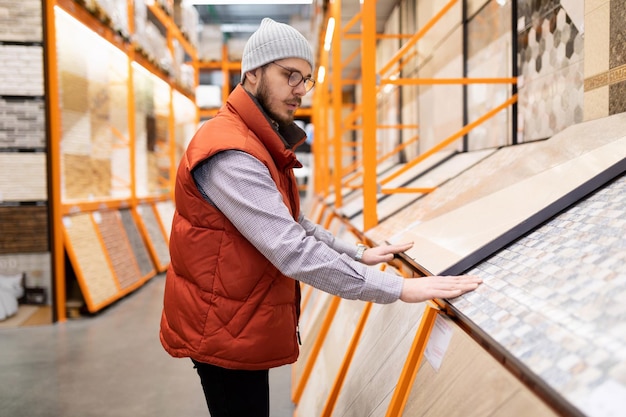 Od czego zależy ile kosztuje hala z płyty warstwowej?