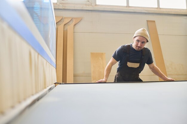 Od czego zależy ile waży płyta warstwowa?