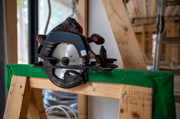 Piła tarczowa czy wyrzynarka – które narzędzie wybrać do domowego warsztatu?