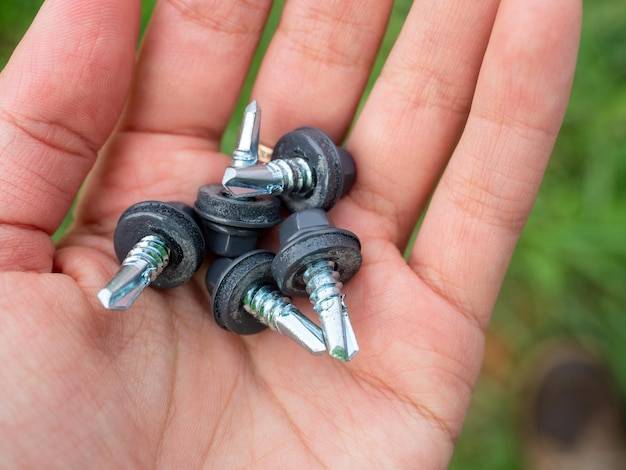 Z jaką siłą dokręcić śruby w samochodzie?