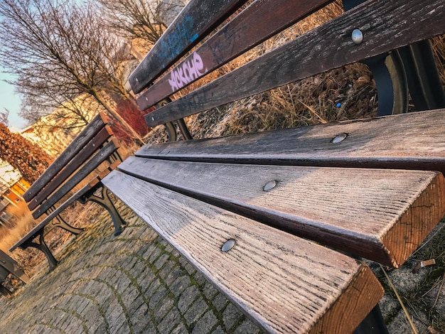 Z jakich elementów składa się więźba dachowa i dlaczego są one tak ważne?