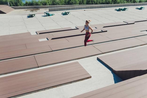 Co na płaski dach sprawdzi się przy nowoczesnych domach?