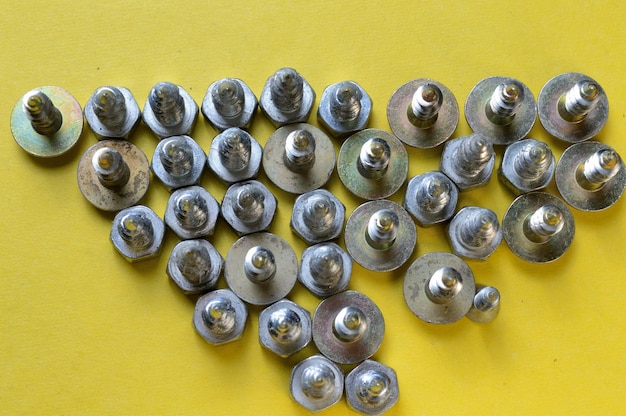 Jak dobrać odpowiednie nity i nitonakrętki do różnych materiałów?