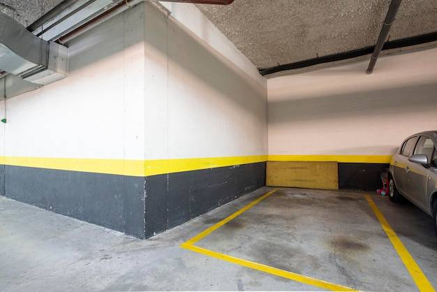 Garaż murowany czy z płyty warstwowej – co wybrać do swojego domu?