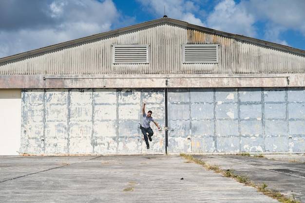 Garaż z płyt warstwowych jak zbudować krok po kroku?