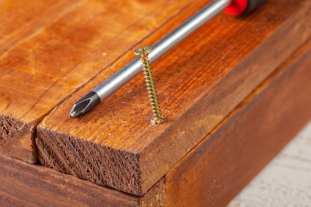 Gwoździe czy wkręty do drewna co lepiej sprawdzi się w domowych pracach?
