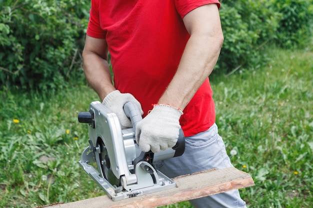 Jak ciąć piłą tarczową, by uzyskać precyzyjne cięcie?