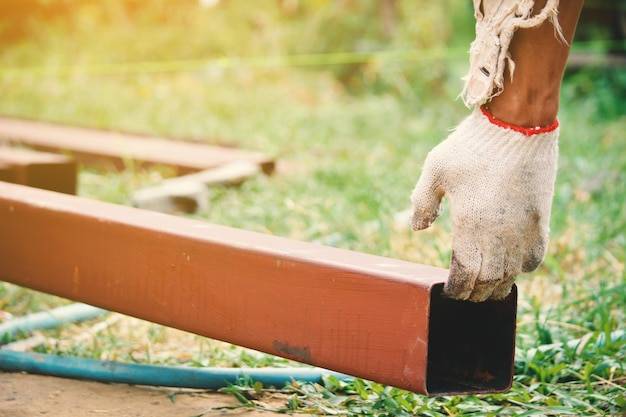 Jak obrobić belki drewniane, żeby zachowały trwałość?