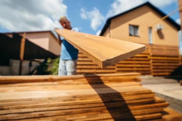 Jak wykonać dach płaski drewniany i na co zwrócić uwagę?