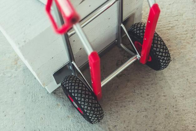 Jak zrobić wózek do piły tarczowej przy użyciu dostępnych materiałów?