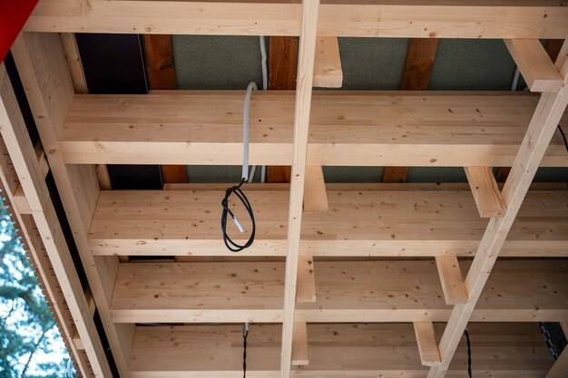 Jaka belka na strop drewniany sprawdzi się w Twoim domu?