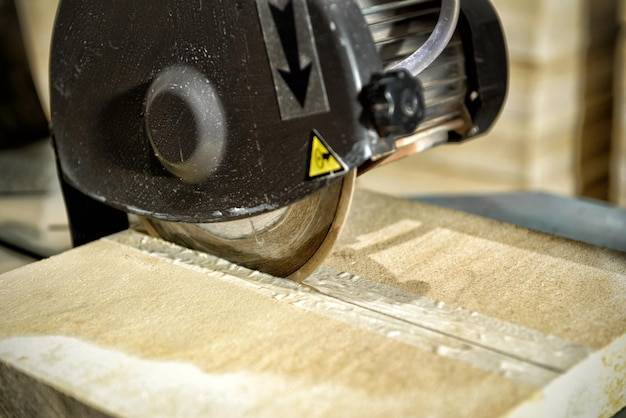 Jaka tarcza do cięcia sklejki sprawdzi się w domowym warsztacie?