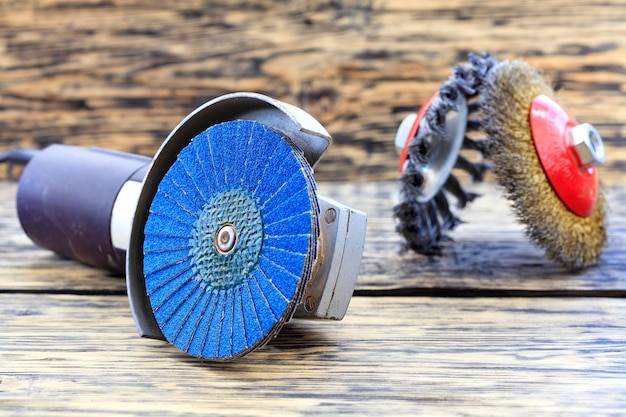 Jaka tarcza do zagłębiarki sprawdzi się przy pracy z drewnem?