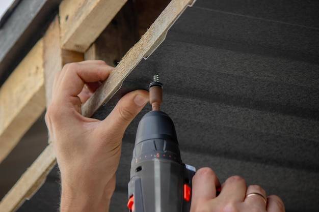 Jaka wkrętarka dla dekarza sprawdzi się na dachu?