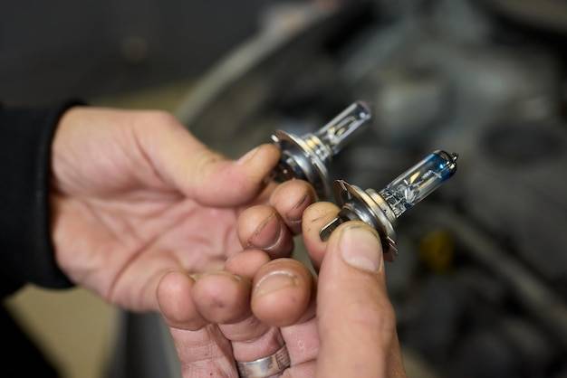 Jaki moment dokręcania świec zapłonowych jest bezpieczny dla silnika?