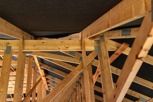 Jakie belki wybrać na strop drewniany 10m?