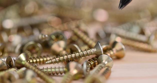 Jakie wkręty ciesielskie do krokwi sprawdzą się najlepiej?