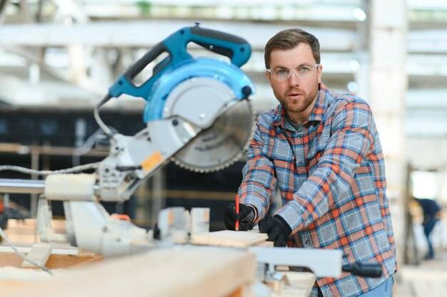 Piła tarczowa do drewna jaką wybrać do domowego warsztatu?