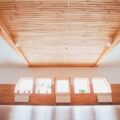 Strop drewniany czy betonowy cena – co warto wziąć pod uwagę przy wyborze?