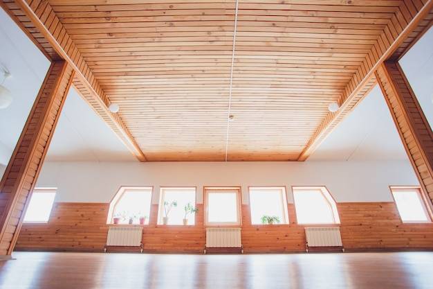 Strop drewniany czy betonowy cena – co warto wziąć pod uwagę przy wyborze?