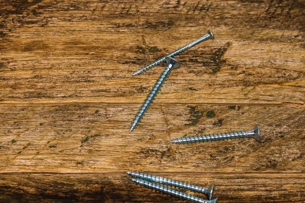 Gwoździe czy wkręty do łat co wybrać przy montażu?