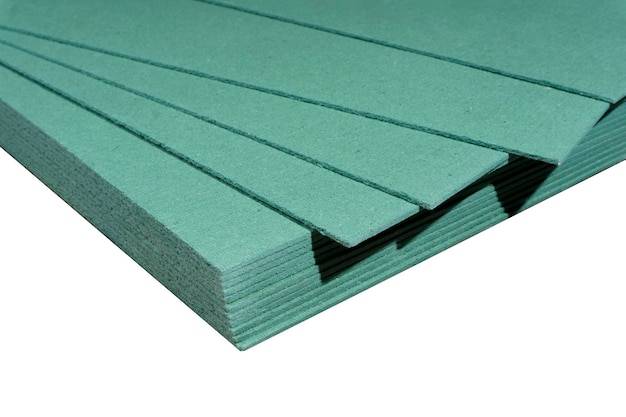 Ile waży płyta warstwowa 10 cm i od czego zależy jej masa?