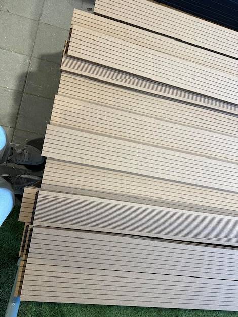 Jak budować z płyty warstwowej w nowoczesnym budownictwie?