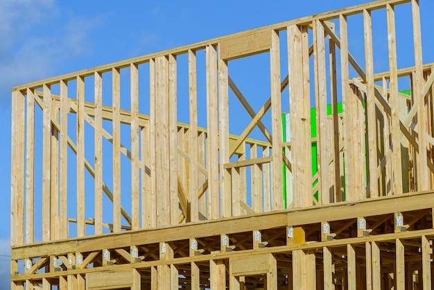 Jak kłaść łaty pod blachodachówkę aby uniknąć błędów?