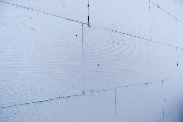 Jak montować płyty warstwowe na ścianach i dachach?