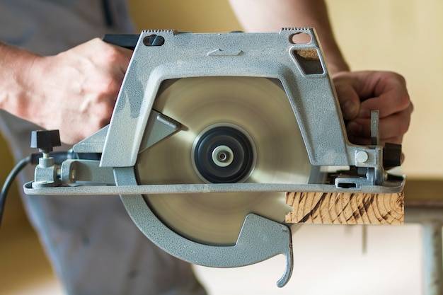 Jak naostrzyć piłę tarczową do drewna samodzielnie?