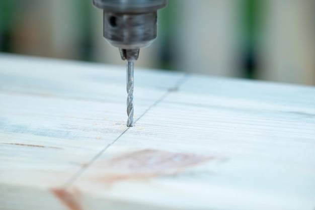 Jak odróżnić wiertło do metalu od wiertła do drewna?