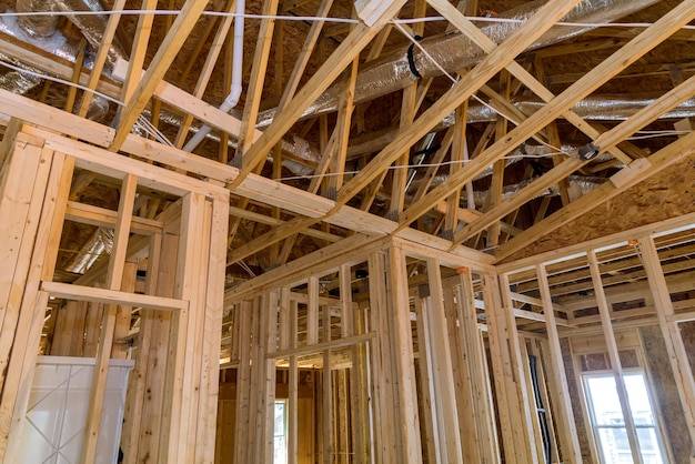 Jak wykonać strop z drewna w domu jednorodzinnym?