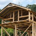 Jak zbudować dach drewniany i o czym warto pamiętać?