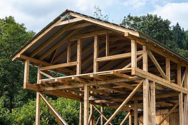 Jak zbudować dach drewniany i o czym warto pamiętać?