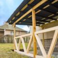 Jak zbudować drewnianą altanę w przydomowym ogrodzie?