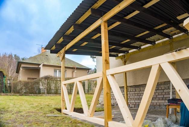 Jak zbudować drewnianą altanę w przydomowym ogrodzie?