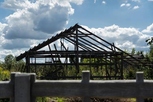 Jakie krokwie pod blachę trapezową sprawdzą się na Twoim dachu?