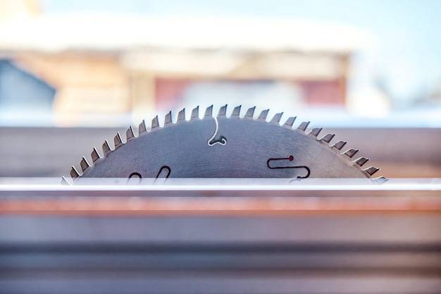 Jakie obroty powinna mieć piła tarczowa podczas cięcia różnych materiałów?