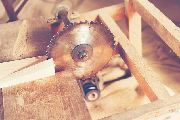 Jakie tarcze do cięcia drewna sprawdzą się przy domowych pracach?