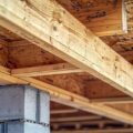 Od czego zależy trwałość belki, na której opiera się więźba dachowa?