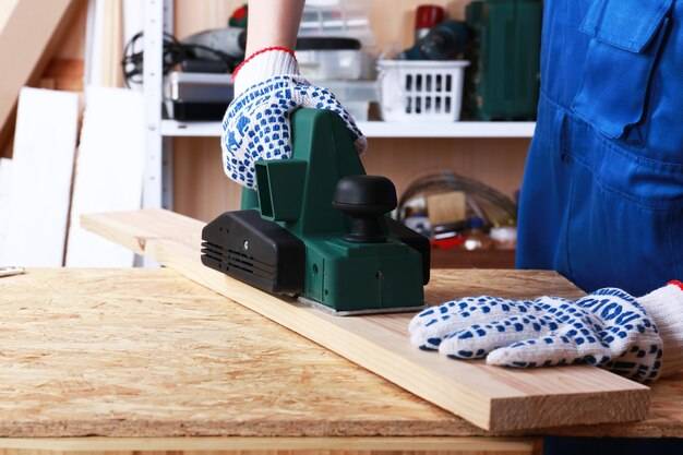 Piła stołowa jaką kupić do domowego warsztatu?