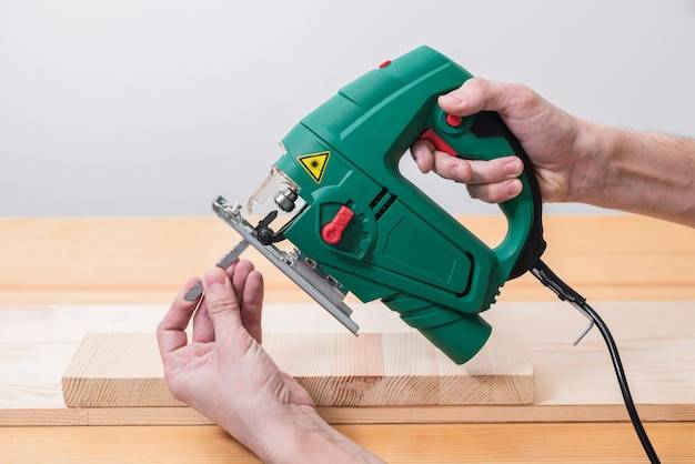 Piła szablasta czy wyrzynarka – co wybrać do domowego warsztatu?