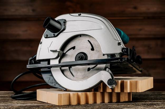 Piła ukosowa czy stołowa co wybrać do swojego warsztatu?