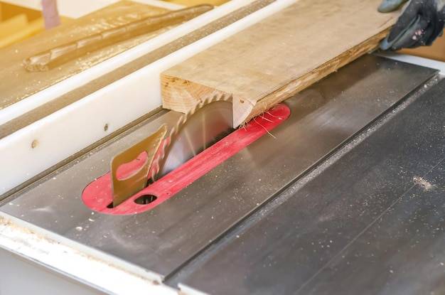 Ukośnica z posuwem czy bez posuwu? Co wybrać do domowego warsztatu