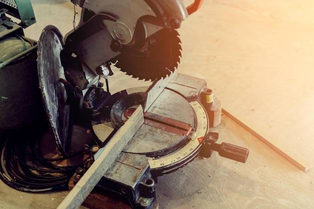 Zagłębiarka czy pilarka do domowego warsztatu?