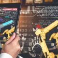 Ile zarabia automatyk programista w różnych branżach?